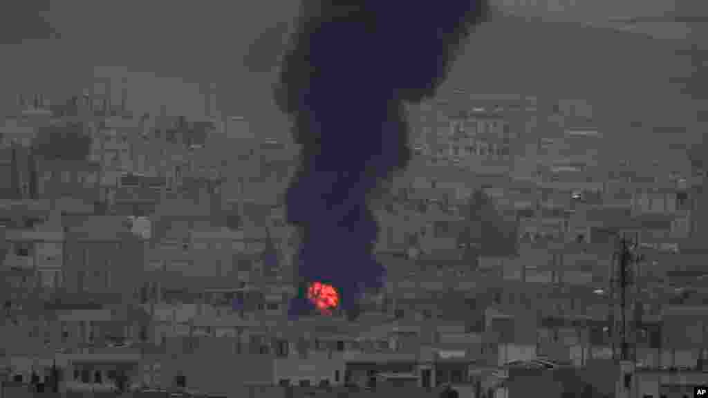 Khói lửa bốc lên từ một đám cháy sau cuộc không kích ở Kobani, Syria, ngày 19/10/2014.