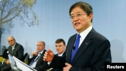 中国化工集团公司董事长任建新在瑞士农业化工和种子公司先正达的记者会上发言（2016年2月3日）