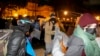 Manifestantes desalojan campamento en Universidad del Sur de California; protestas continúan en otras casas de estudio