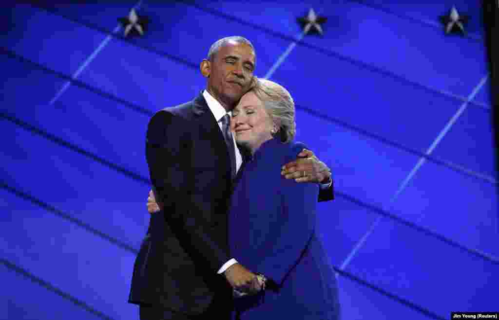 Capres Partai Demokrat, Hillary Clinton memeluk Presiden AS Barack Obama saat tiba di panggung Konvensi Nasional Partai Demokrat di Philadelphia, Pennsylvania.