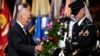 Biden celebra a los veteranos recordando su sacrificio frente a "las fuerzas de la oscuridad"