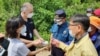 Local police and other officials prevent Voice of the Martyrs Korea, a North Korea-focused NGO, from conducting a launch of rice bottles filled with aid and Bibles toward North Korea, in Incheon, South Korea, June 5, 2020. (William Gallo/VOA)