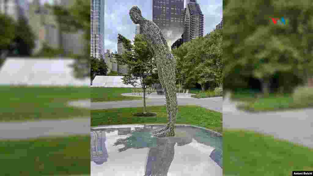 "Consciousness": Ts Elbegdorj, ex presidente de Mongolia, presentó a la ONU un regalo del Gobierno de Mongolia a las Naciones Unidas: una escultura titulada "Consciousness", del artista mongol Ochirbold Ayurzana, en la sede de la ONU en la ciudad de Nueva York. 