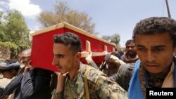 Chiến binh Houthi khiêng quan tài của đồng đội bị thiệt mạng trong cuộc giao tranh vào ngày đầu tiên của lệnh ngừng bắn tại Sana’a, Yemen, ngày 11/4/2016.