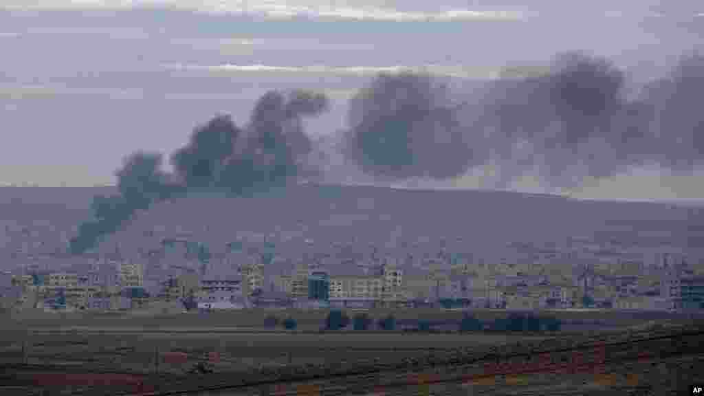 Các cột khói từ sau các vụ không kích giăng kín bầu trời Kobani, ngày 19/10/2014