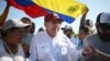 Edmundo González Urrutia, candidato presidencial opositor, saluda a simpatizantes al llegar a un acto en Barlovento, Miranda, el 26 de junio de 2024.