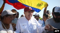 Edmundo González Urrutia, candidato presidencial opositor, saluda a simpatizantes al llegar a un acto en Barlovento, Miranda, el 26 de junio de 2024.