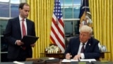 Дональд Трамп в Овальном кабинете Белого дома, 20 января 2025 года