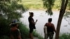 En la foto de archivo Mujeres migrantes centroamericanas miran el Río Bravo cerca del Puente Internacional Brownsville-Matamoros donde acampan cerca, en la frontera entre Estados Unidos y México en Matamoros, Tamaulipas, México.