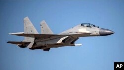 Pesawat jet tempur J-16 China yang "mencegat" pesawat pengintai Angkatan Udara Australia di wilayah Laut China Selatan, pada 26 Mei 2022 lalu (foto: dok). 