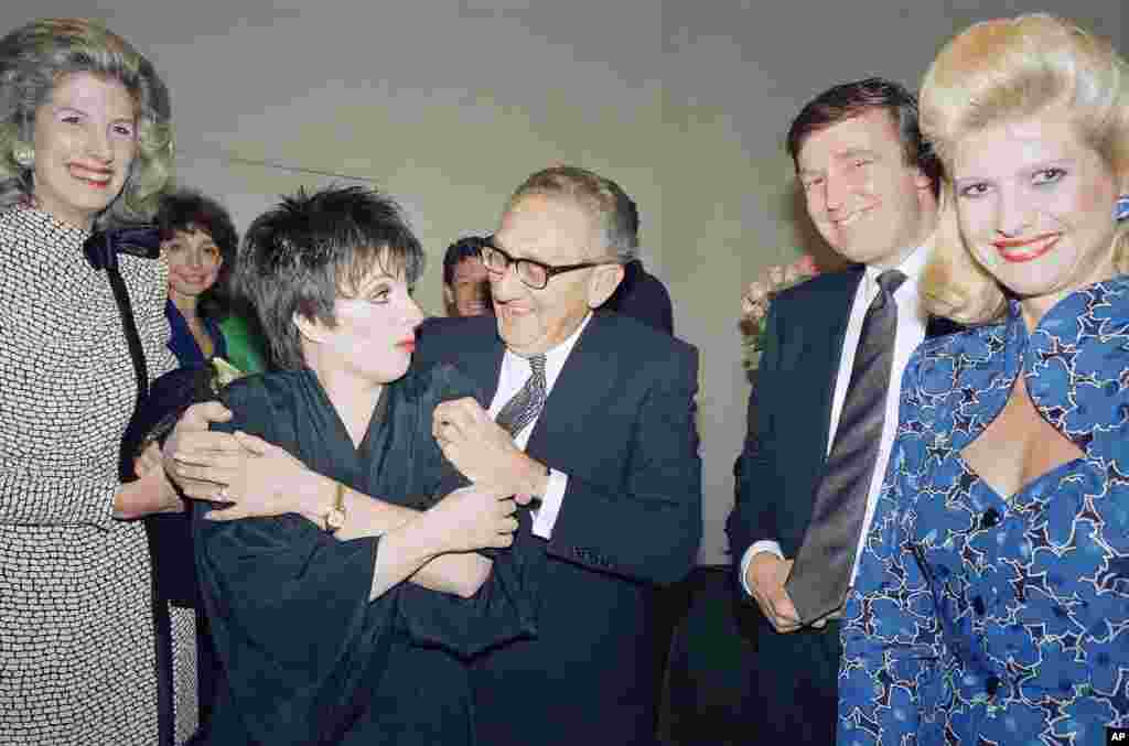 阿拉贝拉的母亲的生母伊万娜在1987年6月11日，川普和夫人伊万娜（右），亨利&middot;基辛格（Henry Kissinger）和夫人南希（左），演员Liza Minelli 在纽约卡内基音乐厅后台