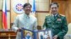 Tổng thống Philippines Ferdinand Marcos Jr. (trái) tiếp Bộ trưởng Quốc phòng Việt Nam Phan Văn Giang tại Điện Malacanang ở Manila hôm 30/8.