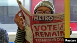 Los pasajeros del tren subterráneo de Londres leen los diarios llenos de información sobre el referéndum, el miércoles, 22 de junio de 2016.
