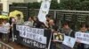 香港社民連和支聯會在中聯辦門前舉行抗議活動，要求北京停止迫害政治犯（美國之音海彥拍攝）