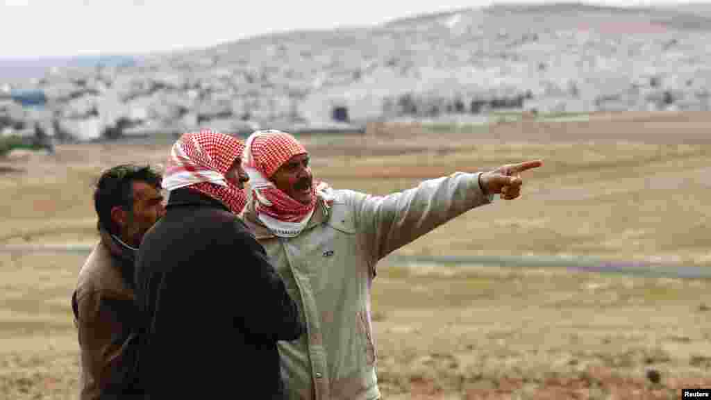 Người Kurd ở Thổ Nhĩ Kỳ theo dõi cuộc chiến ở Kobani từ cửa khẩu Mursitpinar trên biên giới Thổ Nhĩ Kỳ-Syria, ngày 19/10/2014.