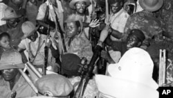 Soldados do MPLA comemoram independência de Angola, 11 de Novembro de 1975