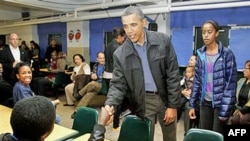 Tổng thống Obama và con gái, Malia, chào những người làm việc tình nguyện trước khi tham gia vào dự án phục vụ cộng đồng vào ngày lễ tưởng niệm Mục sư Martin Luther King Jr.
