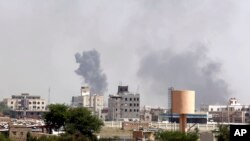 Khói bốc lên sau các vụ không kích của liên minh do Ả Rập Xê Út lãnh đạo ở Sanaa, Yemen, ngày 6/9/2015.