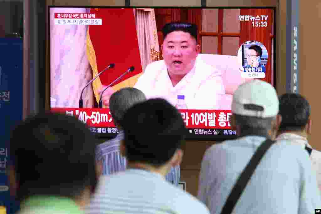 한국 서울역 TV 화면에 한반도 서해 최북단 소연평도 해상에서 실종된 한국 공무원이 북한군 총격에 살해된 사건에 대한 김정은 국무위원장의 공식 사과를 보도하는 뉴스가 나오고 있다.