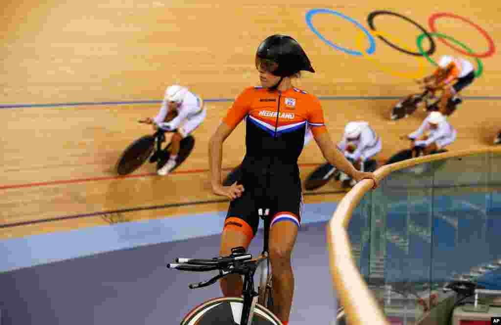 Vận động viên Ellen van Dijik người Hà Lan nhìn quanh trước cuộc đua xe đạp lòng chảo tại Velodrome.
