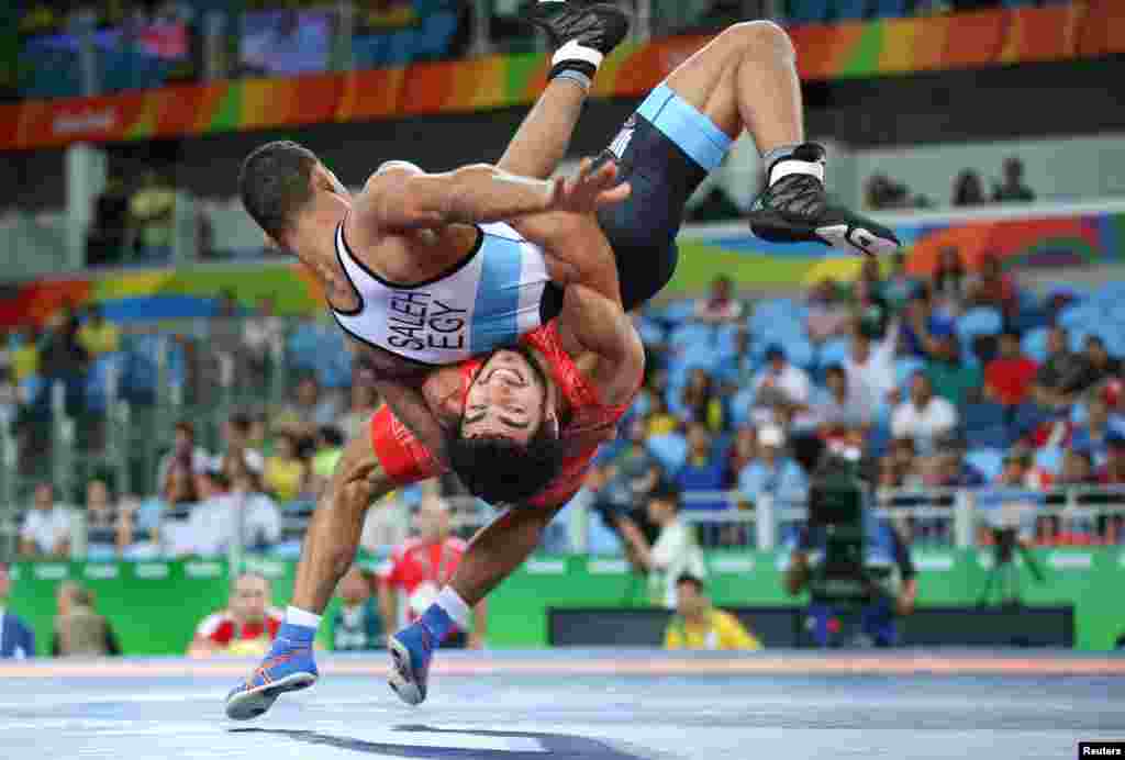 Migran Arutyunyan dari Armenia and Adham Ahmed Saleh Ibrahim Kahk dari Mesir berkompetisi dalam gulat gaya Greco-Roman. (Reuters/Toru Hanai)
