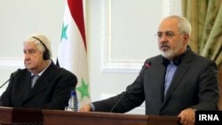نشست خبری مشترک محمدجواد ظریف وزیر خارجه ایران (راست) با همتای سوری خود ولید المعلم - تهران ۱۷ آذر ۱۳۹۳