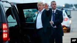 Predsjednik Donald Trump maše novinarima u Vazduhoplovnoj bazi Andrews u Merylandu po povratku iz Singapura (Foto: AP/Evan Vucci)