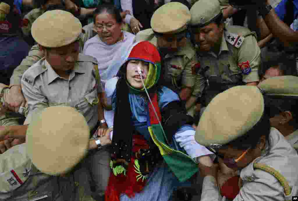 Aktivis HAM India Irom Sharmila dibawa kembali ke rumah sakit setelah tampil dalam sidang di pengadilan Imphal, negara bagian Manipur, India. Sharmila mengakhiri mogok makan 16 tahunnya hari ini. 
