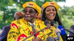 Presiden Zimbabwe Robert Mugabe (kiri) saat menghadiri pertemuan partainya di Ibu Kota Zimbabwe, Harare, 14 November 2017.