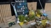Flores secas, letreros y varias escobas, escurridores y palas bloquean la entrada del Aromatherapy Spa, en Atlanta, cuatro semanas después de los mortales tiroteos en Atlanta y Acworth, Georgia, el 13 de abril de 2021.