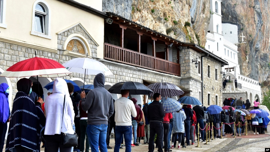 Vjernici čekaju u redu ispred manastira Ostrog ( Foto: AP/Risto Božović)