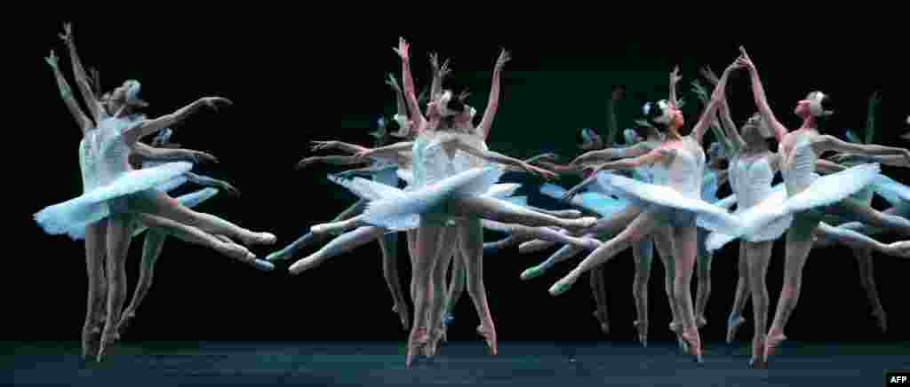Dancers of the National Ballet of China perform on stage during a dress rehearsal of "Swan Lake"at the Theatre du Chatelet in Paris, France, Sept. 24, 2013. 