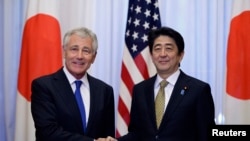 2014年4月5日美国国防部长哈格尔和日本首相安倍晋三在东京握手。