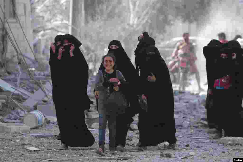 Warga dievakuasi dievakuasi oleh Pasukan Demokratis Suriah (SDF) dari kota Manbij yang dikuasai ISIS di Aleppo, Suriah (12/8). (Reuters/Rodi Said)