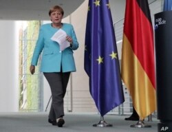La presidente alemana Angela Merkle llega a una conferencia de prensa en Berlín en agosto pasado.