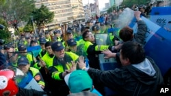 Para demonstran bentrok dengan polisi anti huru-hara di depan gedung pemerintah Taiwan di Taipei (24/3).
