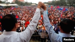 Pemimpin oposisi Kamboja Sam Rainsy (kiri) dan Kem Sokha memimpin protes menentang hasil pemilu Kamboja di Phnom Penh, Senin (16/12). 