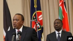 Rais wa Kenya Uhuru Kenyatta (kushoto) akiwa na Makamu wake William Ruto, kulia Ikulu ya Nairobi, Kenya, Sept. 21, 2017.