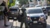 ARCHIVO: La policía custodia el hospital donde el nuevo primer ministro de Haití, Garry Conille, fue hospitalizado un día antes en Puerto Príncipe, el domingo 9 de junio de 2024.