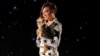 นางแบบมาพร้อมสุนัขในงาน Catwalk Furbaby Fashion Show ที่งานนิวยอร์กแฟชั่นวีค มหานครนิวยอร์ก 5 ก.ย. 2024 (REUTERS/Kent J Edwards)
