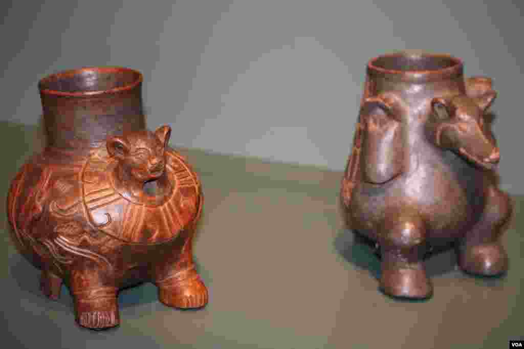 Cuenca trípode en forma jaguar, 900-1200 dC. Suchitoto, Departamento de Cuscatlán, El Salvador. Cerámica, engobe. Coleccionado por Samuel K. Lothrop, 1924.