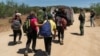 Migrantes suben a un auto para ser transportados a un área de estacionamiento, después de que el presidente estadounidense Joe Biden anunciara un amplio esfuerzo de aplicación de la seguridad fronteriza, en Jacumba Hot Springs, California, Estados Unidos, el 10 de junio de 2024.