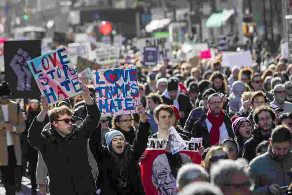 Manifestantes cantam palavras de ordem enquanto marcham pela 5ª Avenida em Nova Iorque, durante um protesto contra o Presidente-eleito Donald Trump. Nov. 12, 2016.
