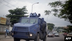 Cảnh sát chống bạo động của Congo tuần hành trên các đường phố ở Kinshasa.