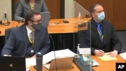 En esta image captada de un vídeo, aparece el abogado defensor Eric Nelson y el ex policía de Minneapolis, Derek Chauvin, durante el juicio por la muerte de George Floyd.