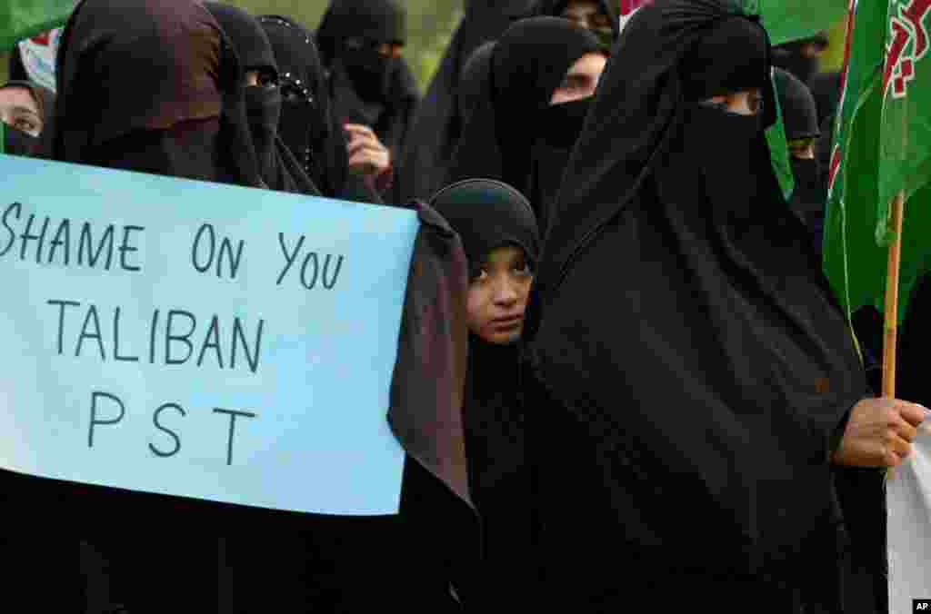 Women supporters of Pakistan Sunni Tehreek protest to condemn the attack on Malala Yousufzai, Islamabad, Pakistan, October 14, 2012. Những người phụ nữ ủng hộ tổ chức Sunni Tehreek của Pakistan biểu tình lên án vụ tấn công cô Malala Yousufzai ở Islamabad, Pakistan, ngày 14 tháng 10, 2012.