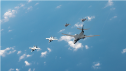 일본 이와쿠니 미 해병대기지에서 출격한 미 해군 F/A-18 슈퍼호넷 전투기와 해병대 F-35 라이트닝II 전투기, 미 사우스다코타주 엘스워스 공군기지에서 전개한 공군 B-1B 전략폭격기가 지난 8월 인도-태평양 지역에서 대규모연합통합훈련에 참가했다고 미 공군태평양사령부가 밝혔다.