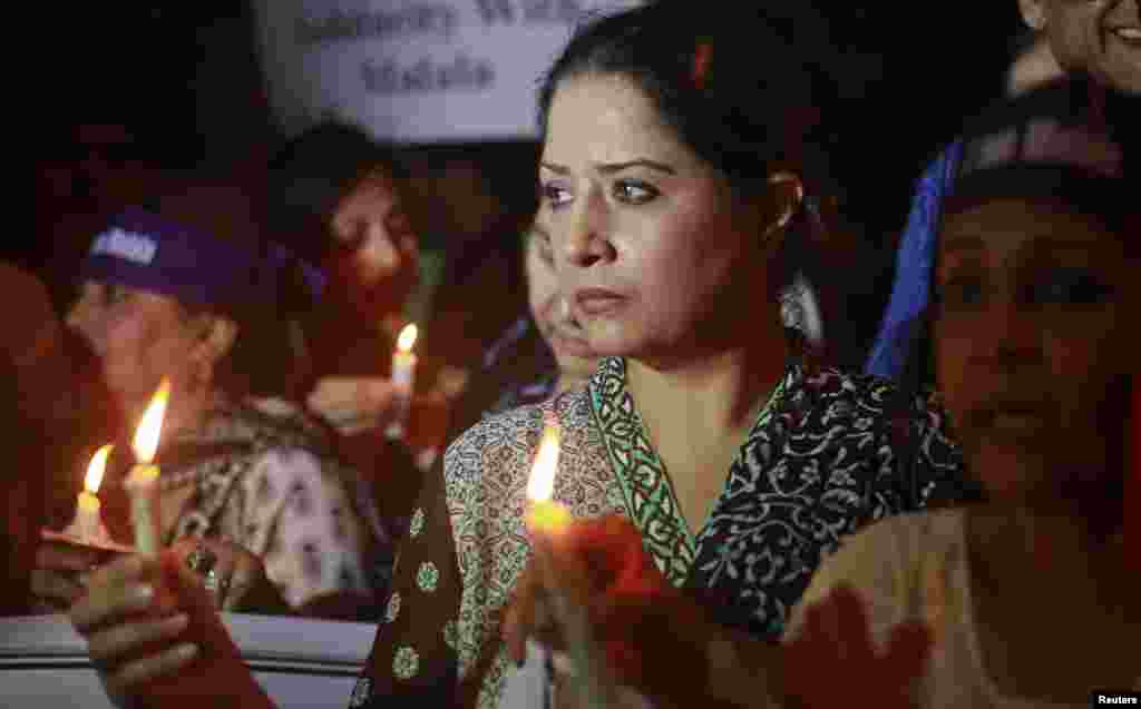 Phụ nữ thắp nến cầu nguyện trong buổi mít-tinh ở Karachi, Pakistan, lên án vụ tấn công Malala Yousufzai, ngày 11 tháng 10, 2012.