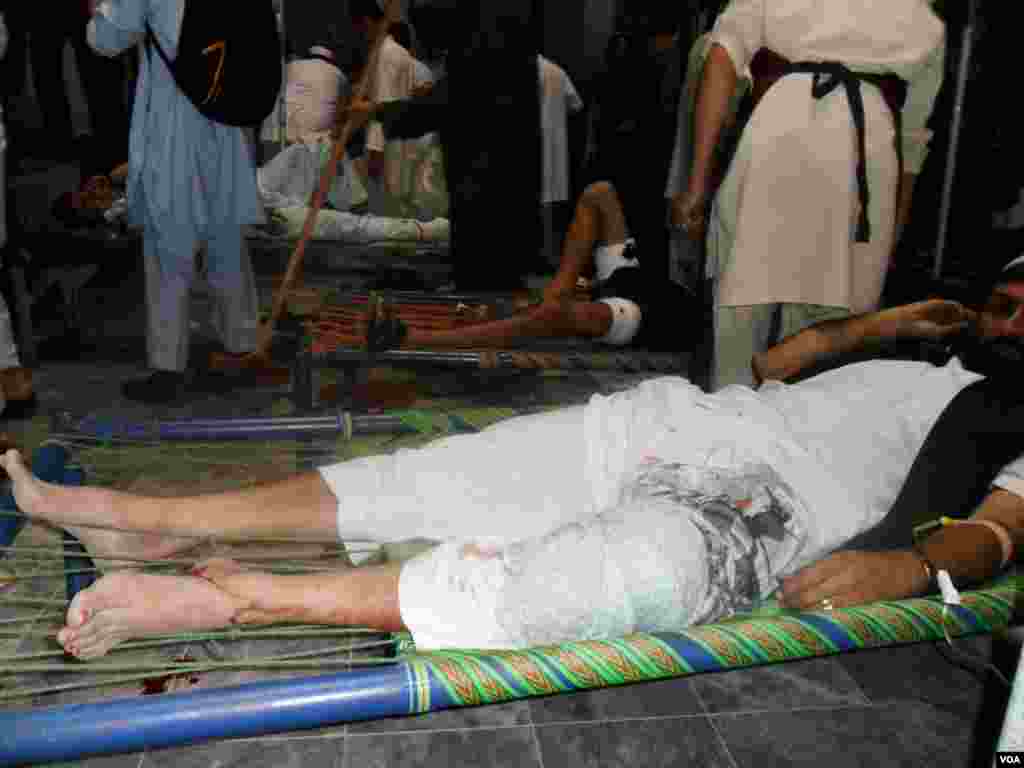 Những người bị thương trong vụ đánh bom đang chờ được chữa trị, ngày 1/10/2012. (Ảnh của I. Rahimi/VOA)