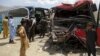 Orang-orang berdiri di dekat bus yang rusak pasca kecelakaan maut di jalan raya Kabul-Kandahar, di pinggiran Kabul, Afghanistan, Selasa, 27 April 2021. (Foto: Ilustrasi/AP)